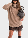 Beiger Pullover und braunes Kleid