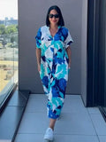 Blau mit weißem und blauem Laub